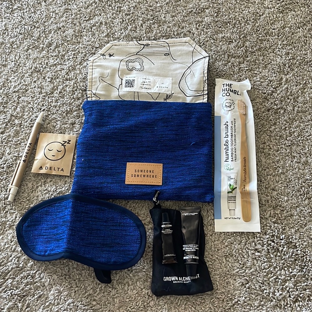 Delta toiletry bag